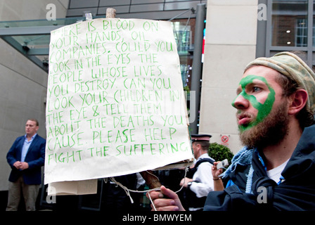 Demonstration gegen Öl Unternehmen Konferenz gehalten in Central London hotel Stockfoto