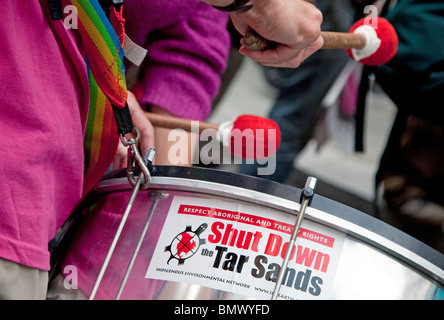 Demonstration gegen Öl Unternehmen Konferenz gehalten in Central London hotel Stockfoto