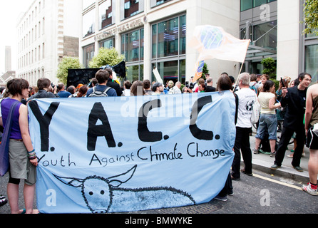 Demonstration gegen Öl Unternehmen Konferenz gehalten in Central London hotel Stockfoto