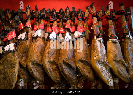 Haned Ham Jamon Beine auf dem Display zu verkaufen, Mahon, Menorca, Balearen, Spanien Stockfoto