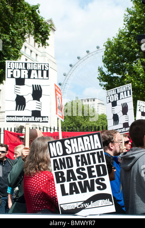 Ein Gesetz für alle anti-Scharia Demonstration, Whitehall, London, UK, 20. Juni 2010 Stockfoto