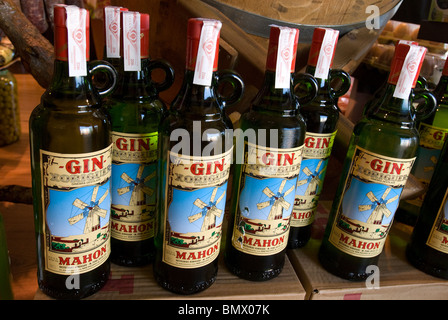 Mahon Gin Flaschen, Mahon, Menorca, Balearen, Spanien Stockfoto