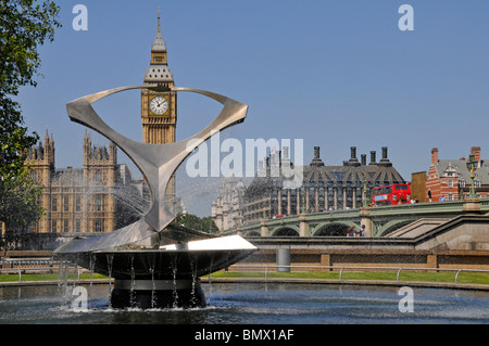 Stahl Wasser spray Funktion Brunnen & Kunst Skulptur von Naum Gabo neben Westminster Bridge Portcullis House & Big Ben & Houses of Parliament London UK Stockfoto