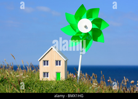 Modell Haus und Spielzeug Windmühle. Stockfoto