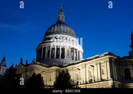 St. Pauls Cathedral in der Nacht London England UK Stockfoto