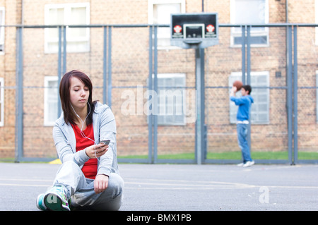 Jugendliche weiblich anhören von MP3-player Stockfoto