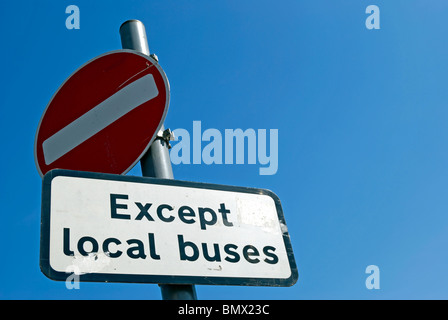 Verkehrsschild zeigt kein Eintrag außer für lokale Busse Stockfoto