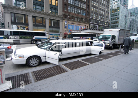 Eine weiße gestreckte Limousine in New York seine Türen öffnen Stockfoto