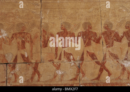 Relief Darstellung der ägyptischen Soldaten in die Expedition in das Land Punt. Tempel der Hatschepsut. Deir el-Bahari. Ägypten. Stockfoto