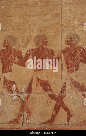 Relief Darstellung der ägyptischen Soldaten in die Expedition in das Land Punt. Tempel der Hatschepsut. Deir el-Bahari. Ägypten. Stockfoto