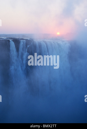 Viktoriafälle, Simbabwe Sonnenaufgang über dem Wasserfall Stockfoto