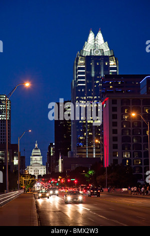 Frost Bank Tower-Gebäude mit dem Verkehr von Congress Avenue Bridge in der Dämmerung Austin Texas USA Stockfoto