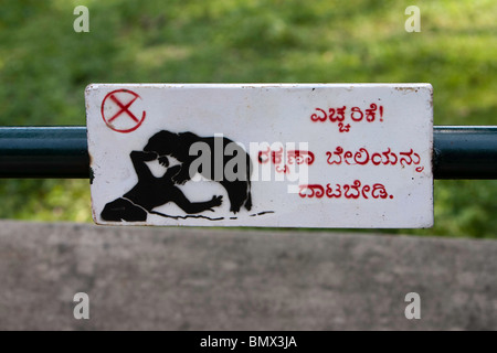 Ein "nicht steigen" Warnzeichen im Mysore Zoo. Stockfoto