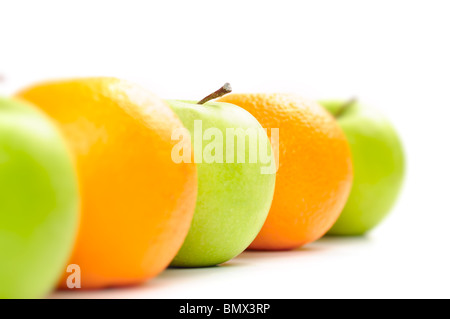 Äpfel und Birnen in Reihe isoliert auf weiss Stockfoto