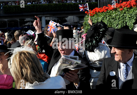 Royal Ascot Berkshire - lassen Sie Racegoers den traditionellen Tag Singsang an der Musikpavillon mit Union Jack-Flaggen zu wave Stockfoto