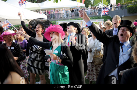 Royal Ascot Racegoers genießen Sie das traditionelle Ende der Tag Singsang in der Musikpavillon mit Union Jack Flagge winken - Berkshire Stockfoto