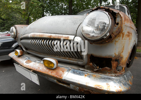 Alte, rostige, zerstörten Auto vorne Stockfoto
