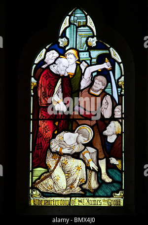 Das Martyrium des St. James dem großen Glasfenster St. James Kirche Manorbier Pembrokeshire Wales UK Stockfoto