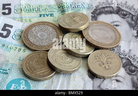 Ein Vorrat an verwendet, englische Schwarzgeld bestehend aus Münzen und Banknoten Stockfoto