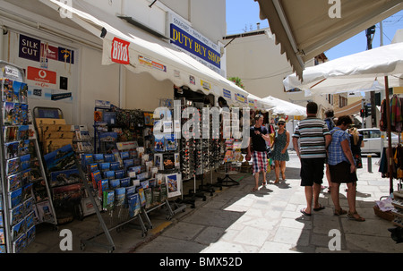 Shopping-District in der Altstadt von Kos auf Kos Insel Griechenland Touristen-Shop Verkauf von Postkarten Karten Führer Reiseführer Bücher und souvenirs Stockfoto