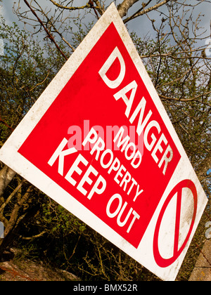 Gefahr MOD Eigenschaft halten Schild außerhalb einer Militärbasis im Vereinigten Königreich Stockfoto