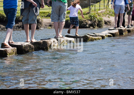 Füße über die Trittsteine auf Ogmore über den Fluss Ewenny in der Nähe von Bridgend Wales UK horizontale 104884 Stockfoto