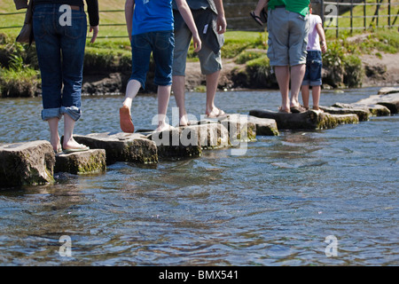 Füße über die Trittsteine auf Ogmore über den Fluss Ewenny in der Nähe von Bridgend Wales UK horizontale 104885 Stockfoto