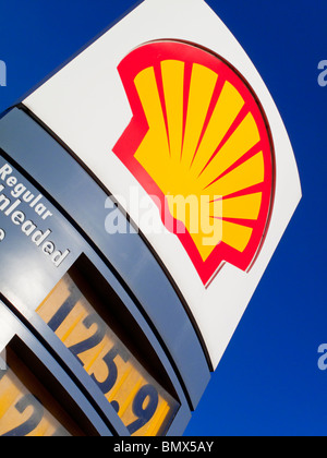 Shell-Logo außerhalb UK Benzin Vorplatz mit Kraftstoffpreise angezeigt Stockfoto