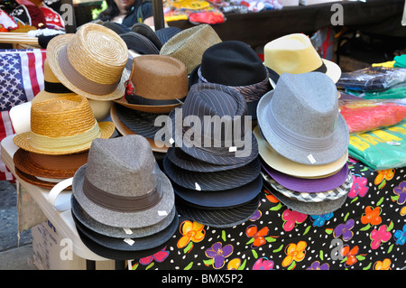 Neue kleine Krempe Fedoras zum Verkauf an der Straße stehen in New York City. Stockfoto