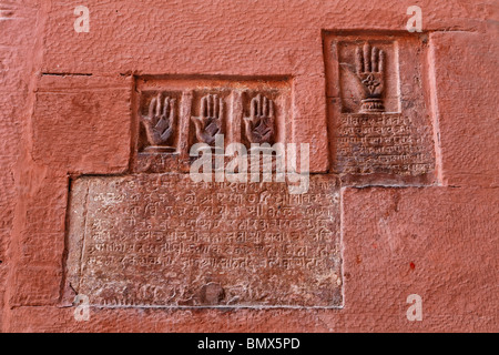 Sati Handabdrücke außerhalb Junagarh Fort, Bikaner, Rajasthan, Indien Stockfoto
