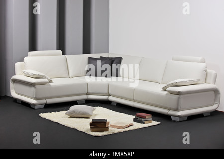 Ein Wohnzimmer mit einem weißen Ledersofa Stockfoto