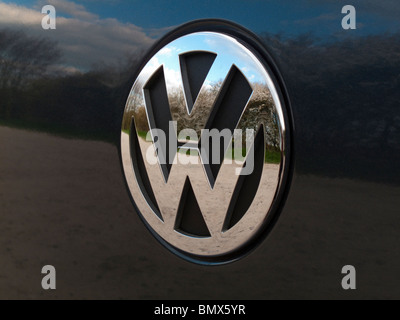 Nahaufnahme von einem Chrome Volkswagen VW-Logo auf einem Auto mit Reflexionen Stockfoto