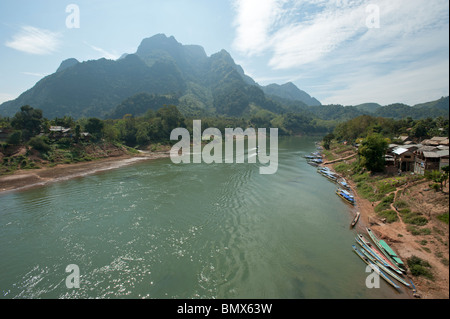 Das Dorf von Nong Khiaw in Nordlaos sitzt am Fluss Nam Ou Stockfoto