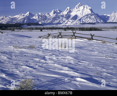 Grand Teton Nationalpark, WY Teton Range mit Zaun überqueren die windgepeitschten Schneedecke im Snake River Valley Stockfoto