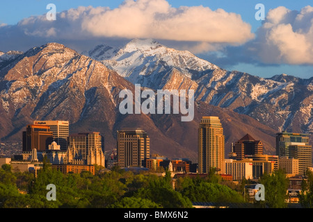 Salt Lake City Utah Skyline zeigt Innenstadt von Gebäuden und die Schnee bedeckten Wasatch Mountains im Hintergrund. Stockfoto