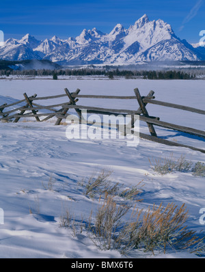 Grand Teton Nationalpark, WY Teton Range mit Zaun überqueren die windgepeitschten Schneedecke im Snake River Valley Stockfoto