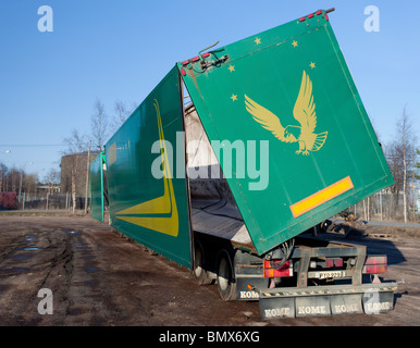 Kippen Seite Kippanhängern (SDT) auf eine Torf-Transport-LKW, Finnland Stockfoto