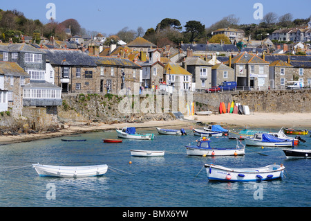 Angelboote/Fischerboote vertäut im Hafen von Mousehole in Cornwall, Großbritannien Stockfoto