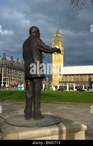 Bronze-Statue von Nelson Mandela offenbar britische Parlament umfassend zu erreichen. Stockfoto