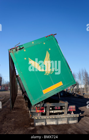 Kippen Seite Kippanhängern (SDT) auf eine Torf-Transport-LKW, Finnland Stockfoto