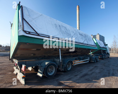 Kippen Seite Kippanhängern (SDT) auf eine Torf-Transport-LKW, Finnland Stockfoto