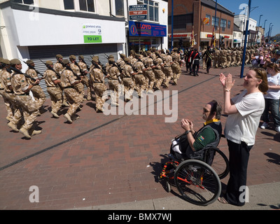 Das Yorkshire Regiment Ausübung ihrer Freiheitsrechte marschieren durch Redcar bei ihrer Rückkehr aus Afghanistan, Juni 2011 Stockfoto