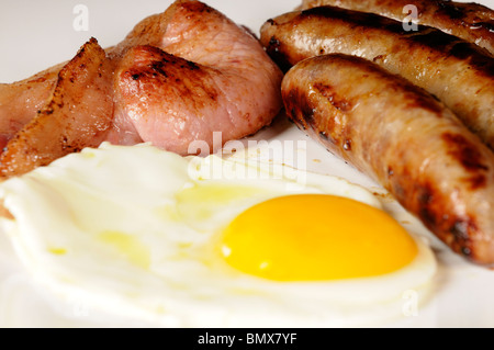 Stock Foto von einem traditionellen englischen Frühstück mit Würstchen, Spiegeleier und Speck. Cholesterin-Hölle, aber schön. Stockfoto