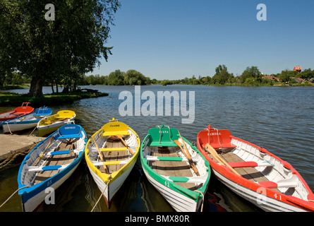 Farbenfrohe Ruderboote von Thorpeness Meare in Suffolk. Stockfoto