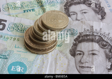 Ein Vorrat an verwendet, englische Schwarzgeld bestehend aus Münzen und Banknoten Stockfoto