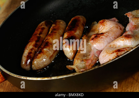 Stock Foto von Speck und Würstchen Kochen in einer Pfanne erhitzen. Stockfoto