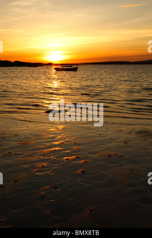 Sonnenuntergang Boote am Strand von Dooyeher, Moyrus, Co. Galway, Connemara, westlichen Irland, Eire. Stockfoto