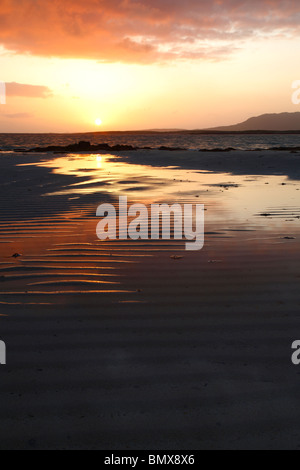 Sonnenuntergang am Dooyeher Beach, Moyrus, Co. Galway, Connemara, westlichen Irland, Eire. Stockfoto