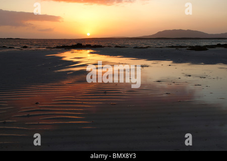 Sonnenuntergang am Dooyeher Beach, Moyrus, Co. Galway, Connemara, westlichen Irland, Eire. Stockfoto