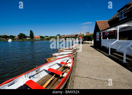 Farbenfrohe Ruderboote auf Thorpeness Meare in Suffolk. Stockfoto